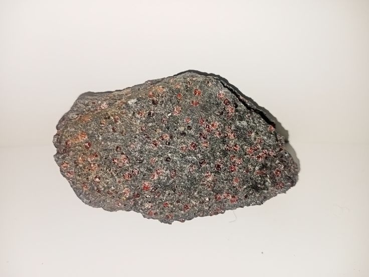 Амфіболіт з кристалами альмандину (гранат-амфіболовий сланець)