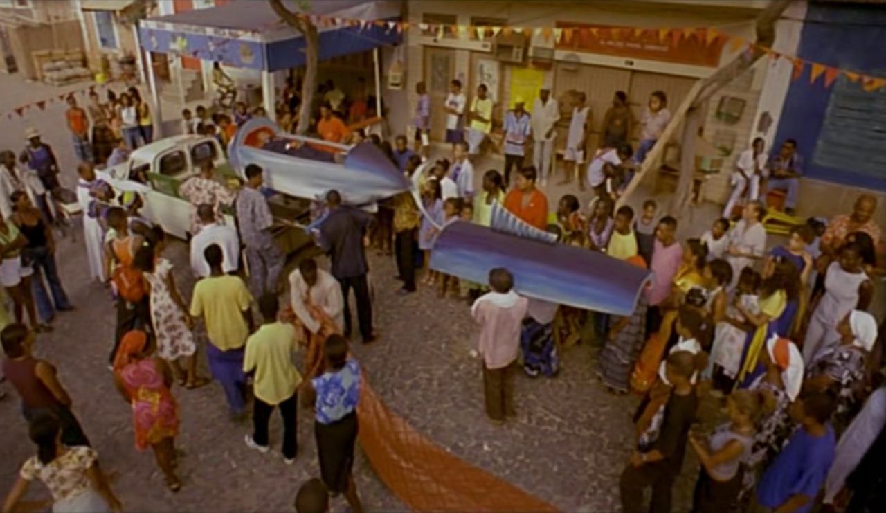 А ще тут є прекрасний гроб у вигляді риби. Але ні, він не для дівчини, вона потім купить собі другого, найкращого в містечку гроба.