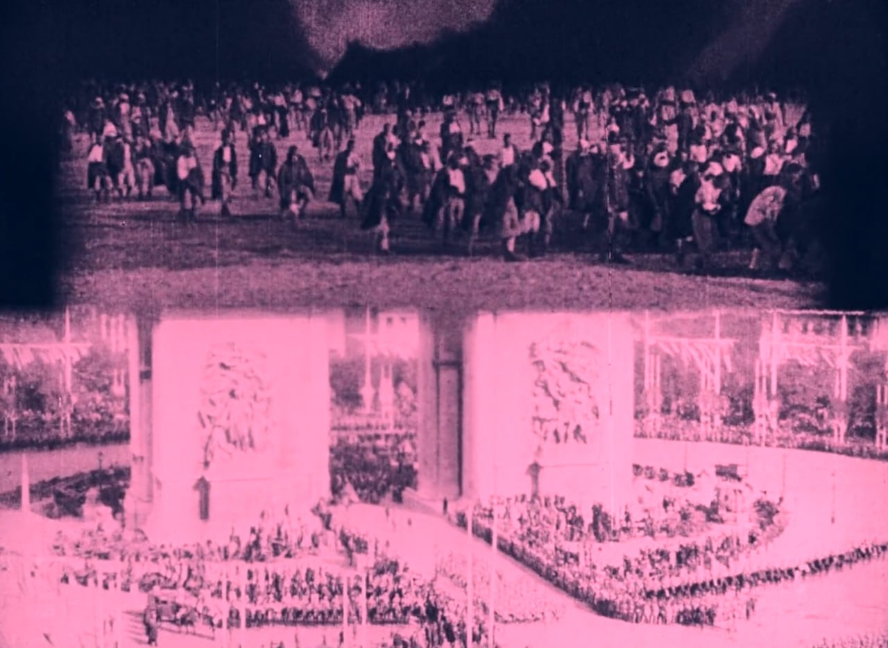 Зіткнення маршу загиблих солдатів із офіційним парадом для підкреслення різниці реального та позірного. Для маршу пан Ґанс отримав дозвіл залучити справжній батальйон як масовку, перш ніж той пішов на передову. Для багатьох це були останні прижиттєві зйомки.