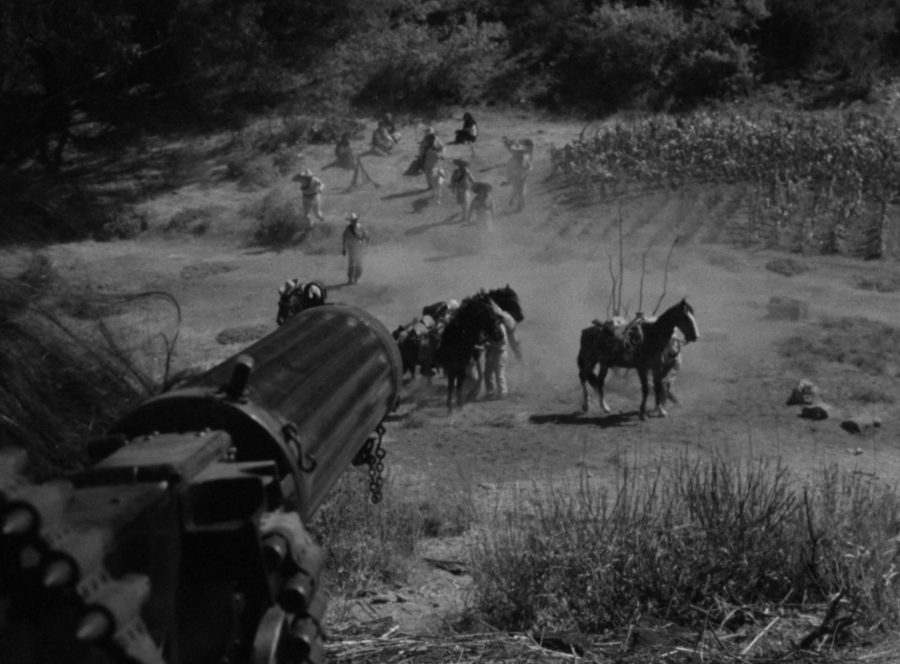 І зупиняється так, аби люди стали прямо перед дулом кулемета. Камера зробила рух, але композиція майже ідентична початку, і без всяких склейок. Дуже красиво.