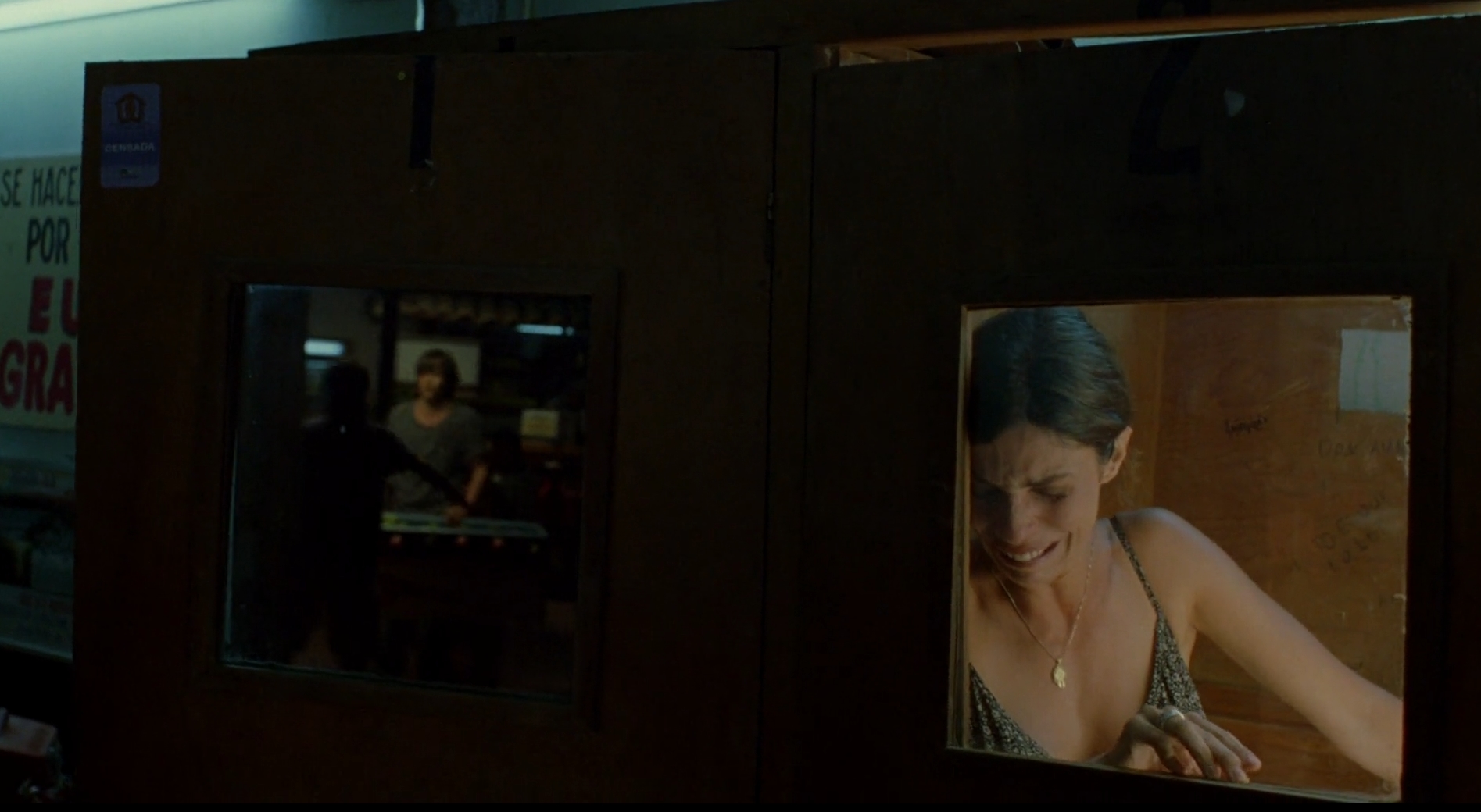 У попередньому списку у “Я Ти Він Вона” Шанталь Акерман був схожий кадр, і я його мусив згадати. Хоча він не такий майстерний, пан Куарон чудово зіставляє безтурботність і грайливість хлопців і особисту драму жінки, котру вона  навмисне відчужує від самої поїздки і від юнаків.   