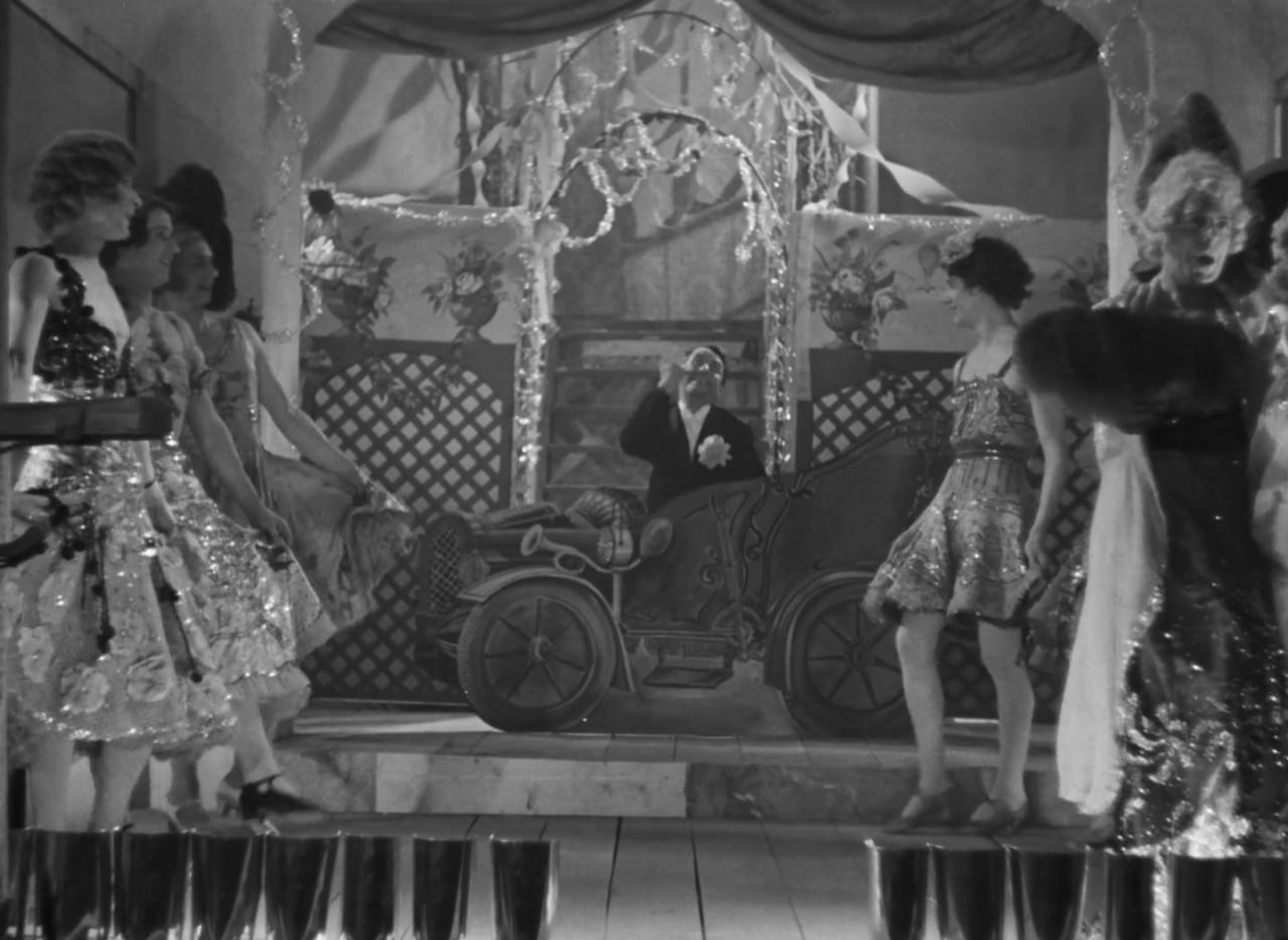 Табір для військовополонених, де дозволяється ставити спектаклі й носити жіночий одяг. Неймовірна штука. Кумедна, надзвичайна, на жаль, така відірвана від реальности.