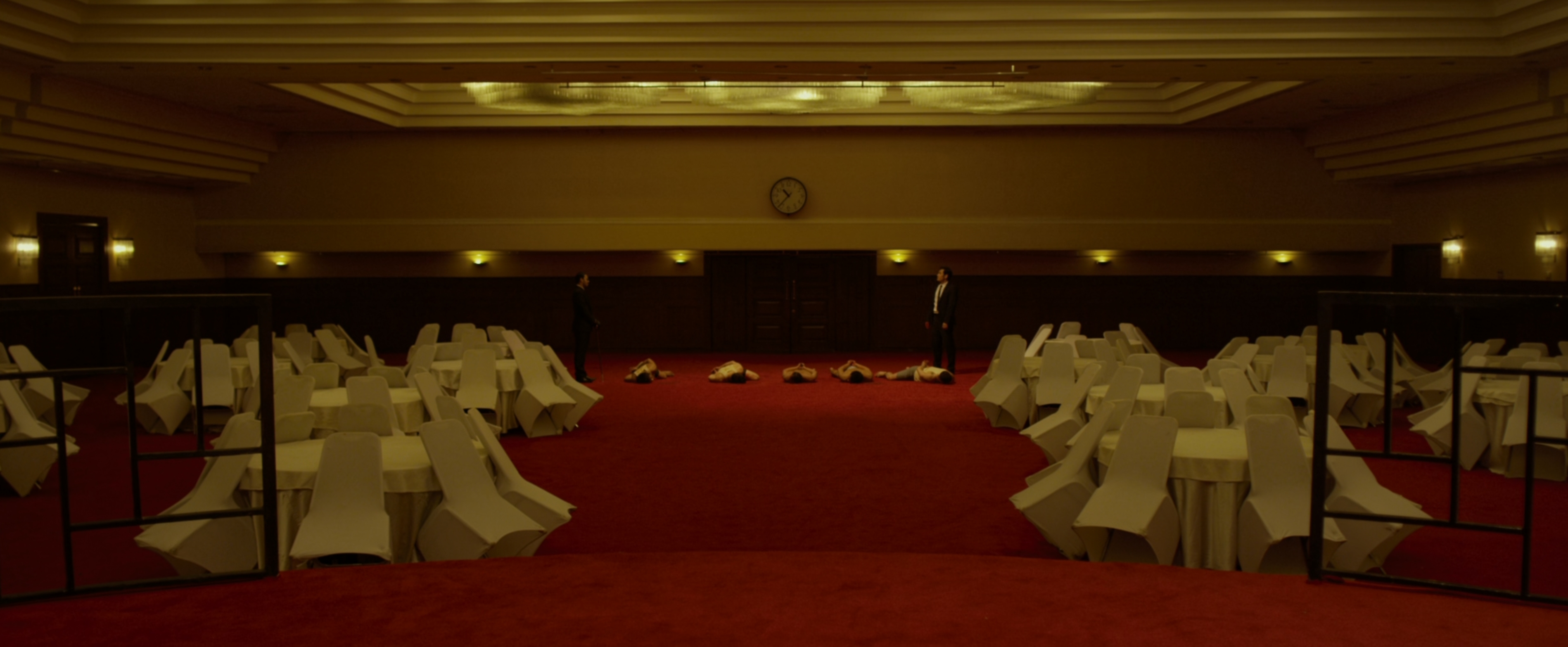 Прекрасний приклад стилізації Еванса. Цей кадр, окрім центру, симетричний і заповнює кожен сантиметр. Дуже естетично. Єдине, що мене трохи бентежить — це чорний костюм ресторатора зліва, що зливається з фоном. На великому екрані то не так дається взнаки, але, певно, треба було трохи більше світла згори.