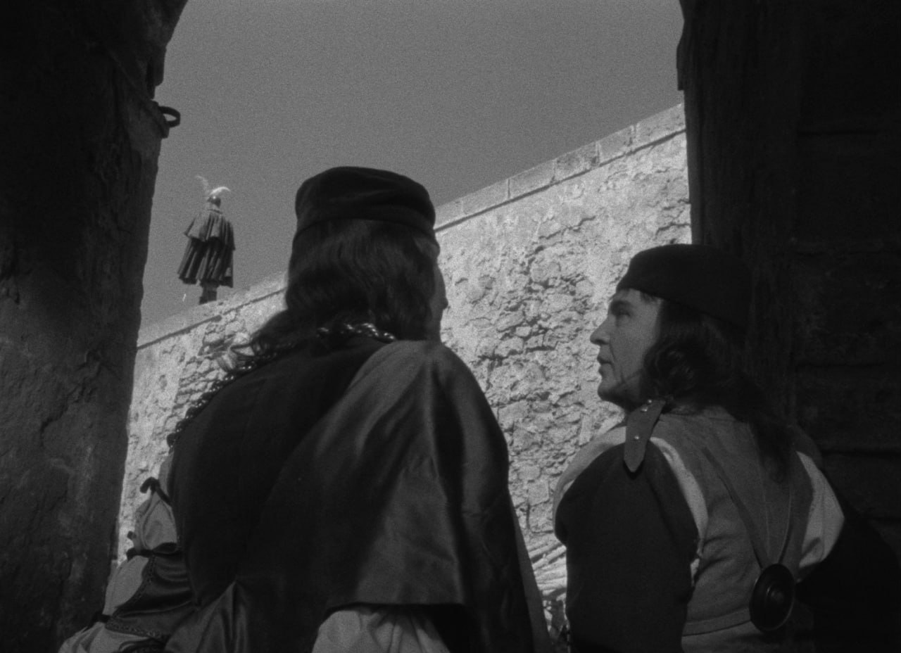 Обрамлення, застосування переднього і заднього планів, нестандартний кут зйомки. Це — звичайний кадр у Веллза. 