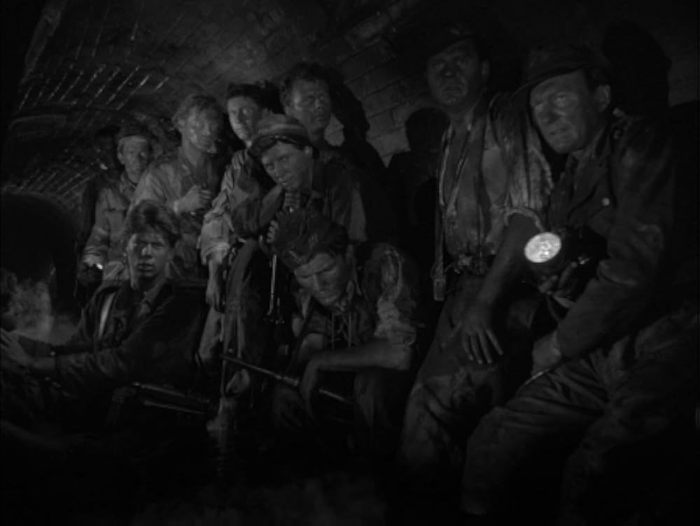 Усередині варшавських каналів, польські повстанці блукають колами дантівського пекла. 