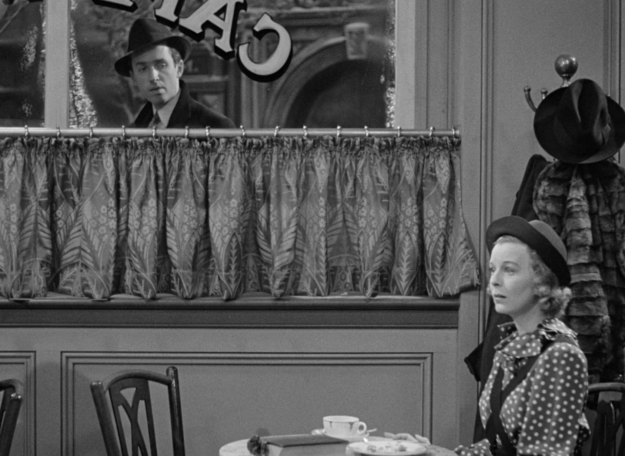 Один із прикладів невидимої режисури: нема сенсу робити склейку, коли є вікно і два плани, аби показати одночасну близькість та далекість персонажів.