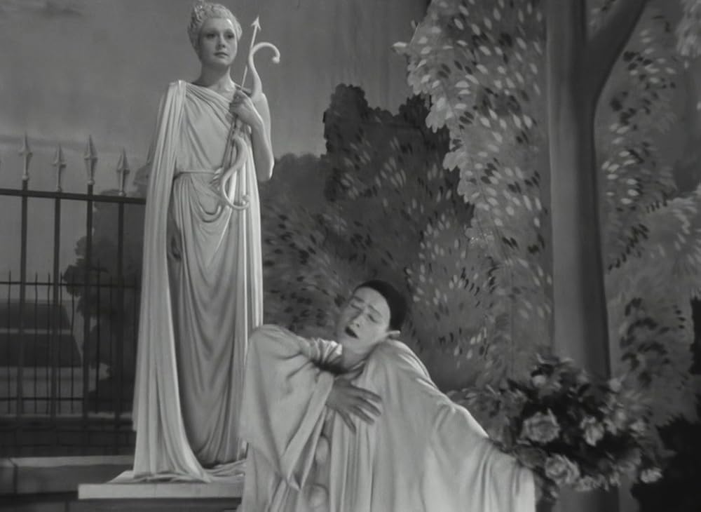 Любов і сцена є двома центральними мотивами “Дітей раю”. Через сцену оприявнюються внутрішні та приховані зовнішні конфлікти персонажів, що змагаються за серце куртизанки не лишень на сцені, а й поза неї. Красивий прийом вставної історії, що насправді рухає оповідь уперед.