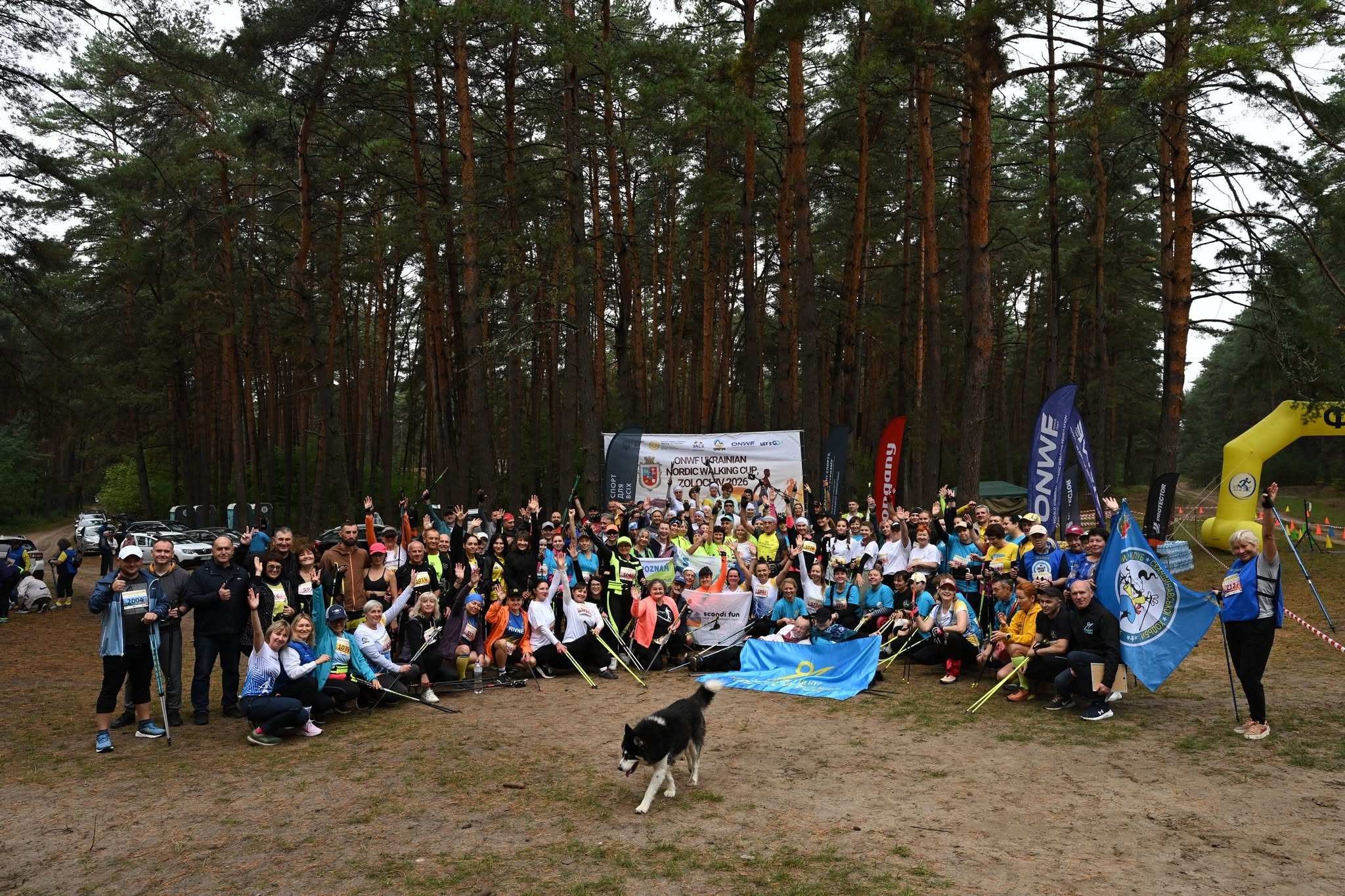 На зображенні може бути: одна або кілька осіб, люди в кемпінгу, фризбі і текст