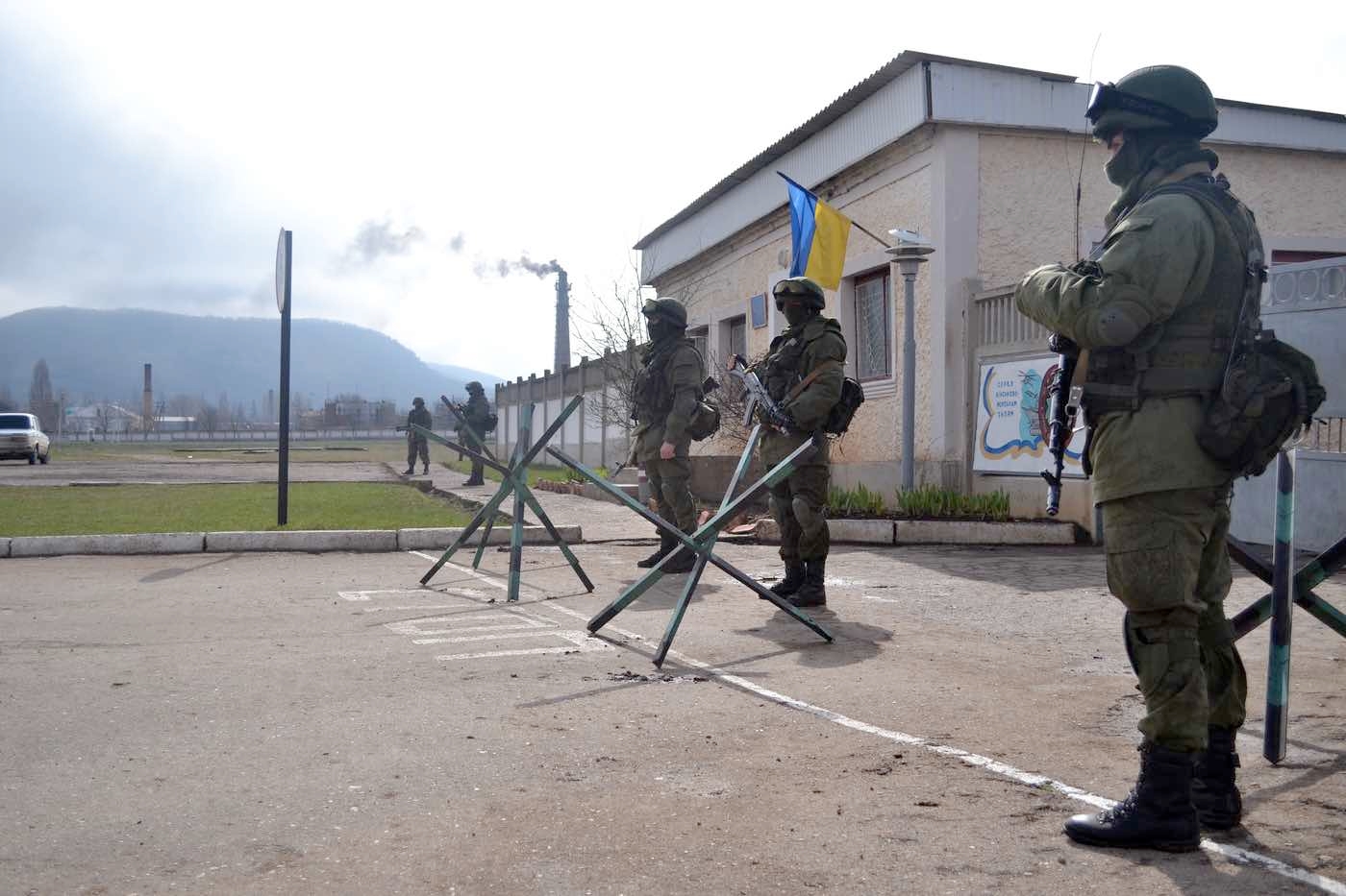 Озброєні люди у формі без знаків розрізнення блокують український військовий підрозділ у Криму. 9 березня 2014 року