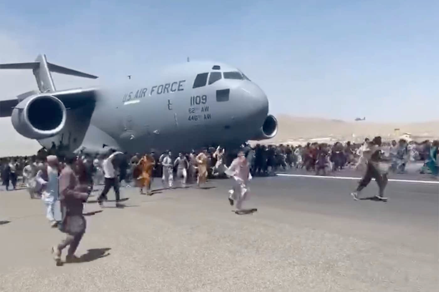 Афганістан, 2020 р. Люди намагаються потрапити на літак НАТО, щоб врятуватися від Талібану
