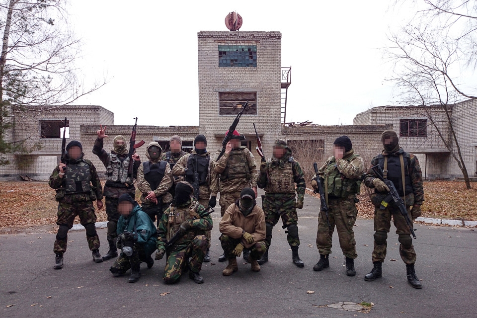 2014
 рік. Антифа проходять підготовку на базі Правого сектору на Десні. 
Варто зазначити, що на фото є два московських антифашиста, які потім 
відправились на фронт