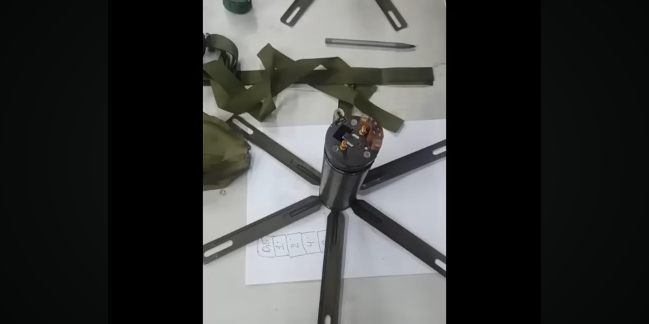 В бойовому положенні ПОМ-3 виглядає приблизно так як на цьому скріншоті з відео https://youtu.be/e9AhjLbPUDQ?si=qHRAKBftv75Zu5zy