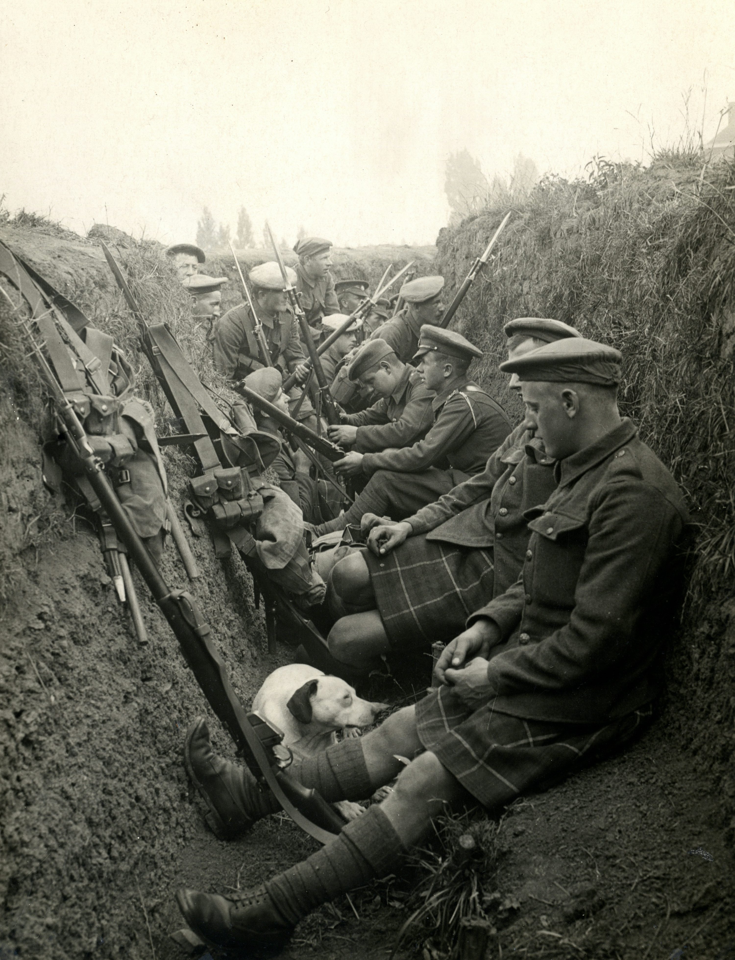 Солдати одного з шотландських полків в траншеї, 1914/15.