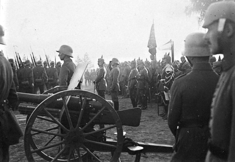 Кайзер Вільгельм приймає парад військ в Ризі