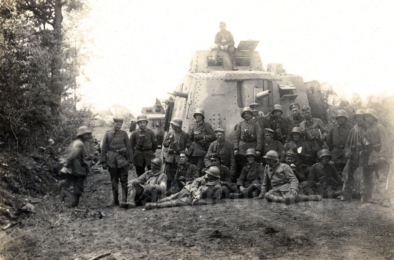 Німецькі солдати з полоненими французами, весна 1918