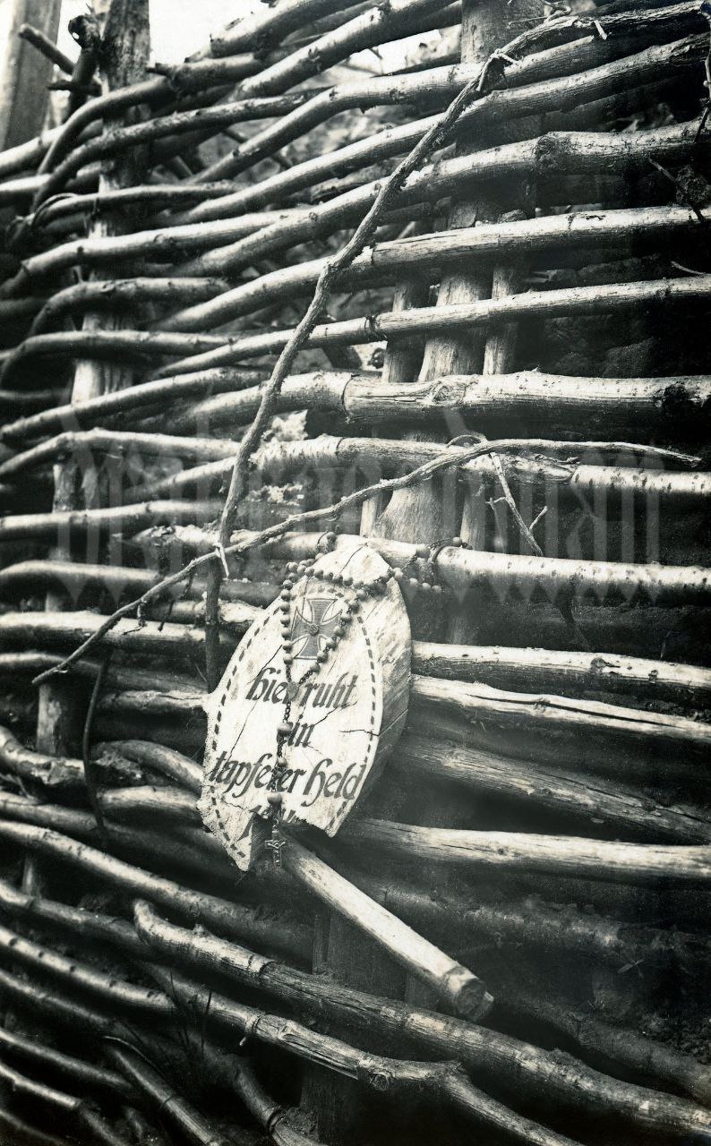 “Тут похований герой 1914 року” - пам’ятний знак на честь німецького солдата на Західному фронті в 1916 році