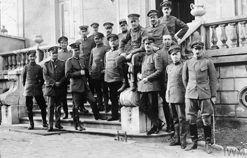 Офіцери штабу Групи армій “Кронпринц Руппрехт”. В центрі - начальник її штабу Герман фон Кюль
