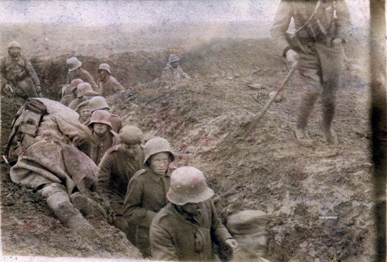 Французи ведуть групу полонених, 1916/17