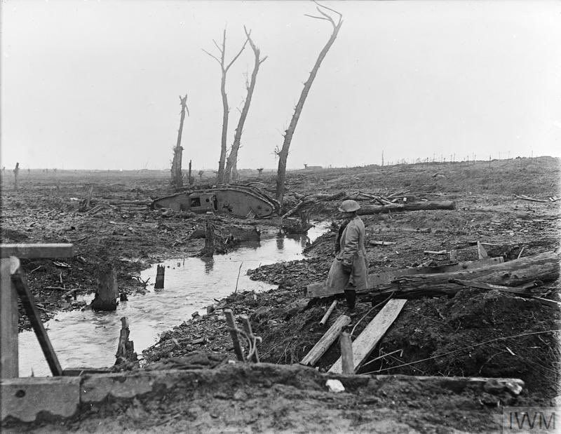 Британський солдат споглядає “пейзажі” Пашендейла, лютий 1918