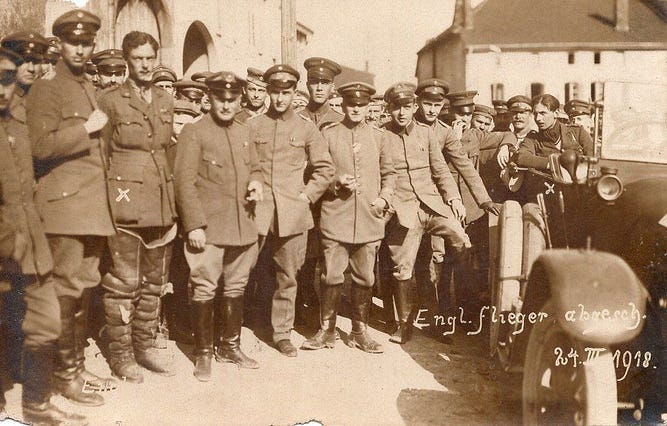 Німецькі офіцери з полоненими британськими, 24.03.1918