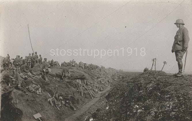 Німецькі солдати відпочивають після штурму 21 березня 1918
