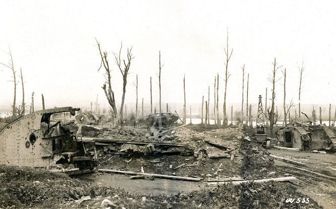 Британські танки біля селища Брі на річці Сомма, березень 1918
