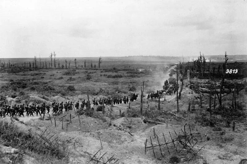 Німецькі солдати йдуть по випаленій землі в районі Brimont, липень 1918