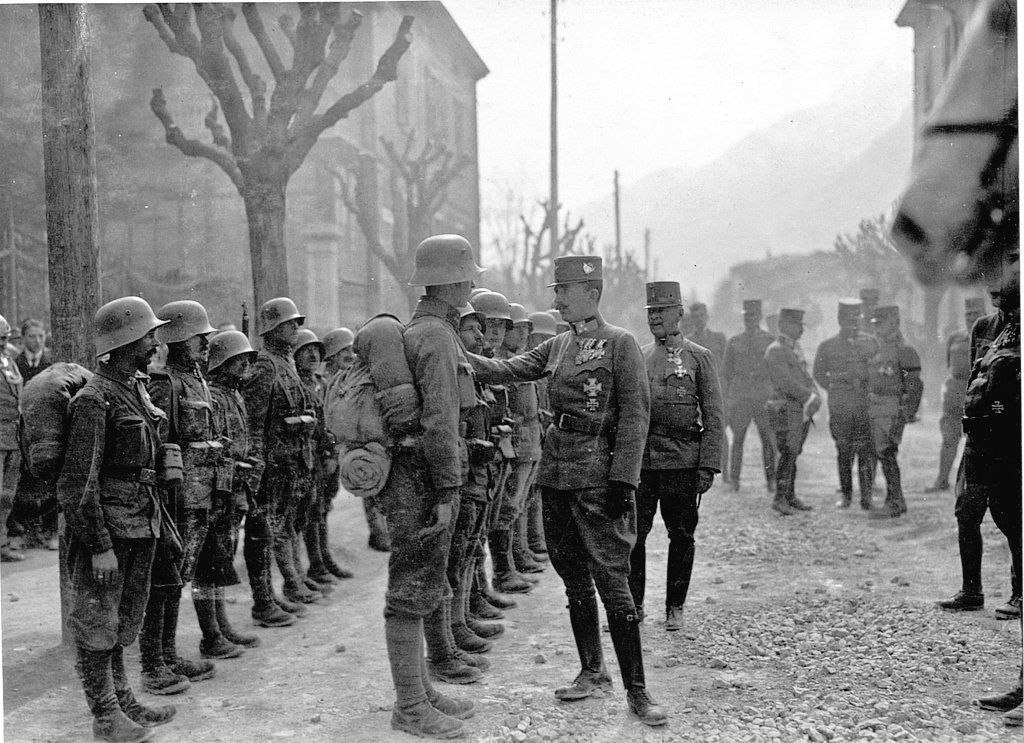 Імператор Австро-Угорщини Карл І інспектує війська, 1918 рік