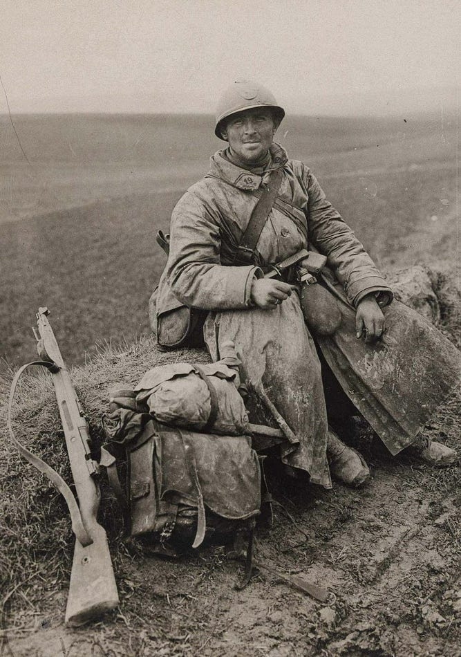 Французький солдат і його трофеї, березень 1918