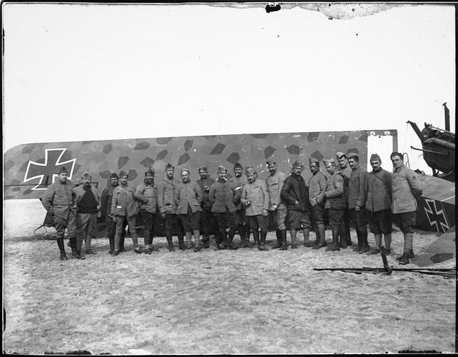 Крило збитого німецького бомбардувальника Gotha G.V, березень 1918
