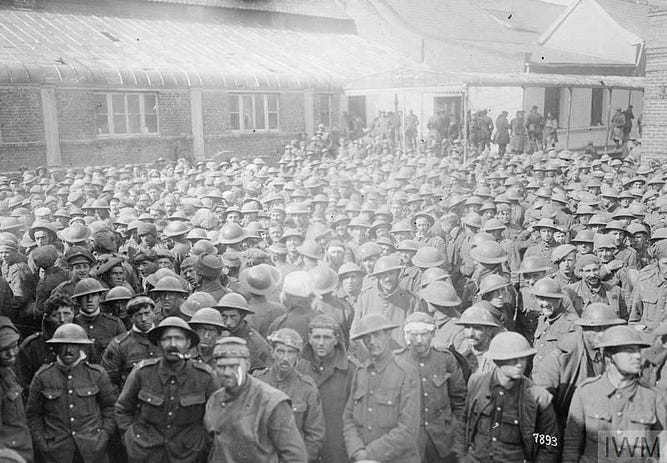 Британські полонені з 3-ї армії на збірному пункті, березень 1918