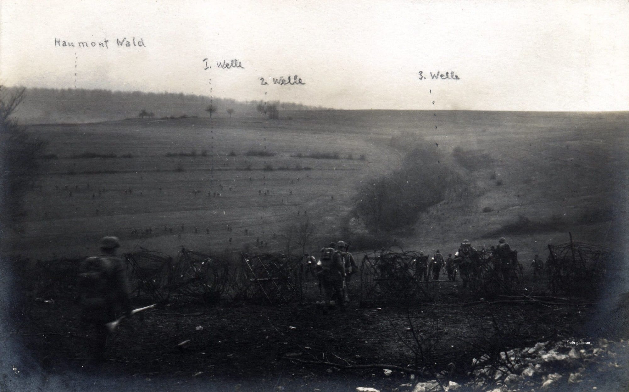 Німецька піхота вирушає на штурм трьома хвилями, 21.02.1916.