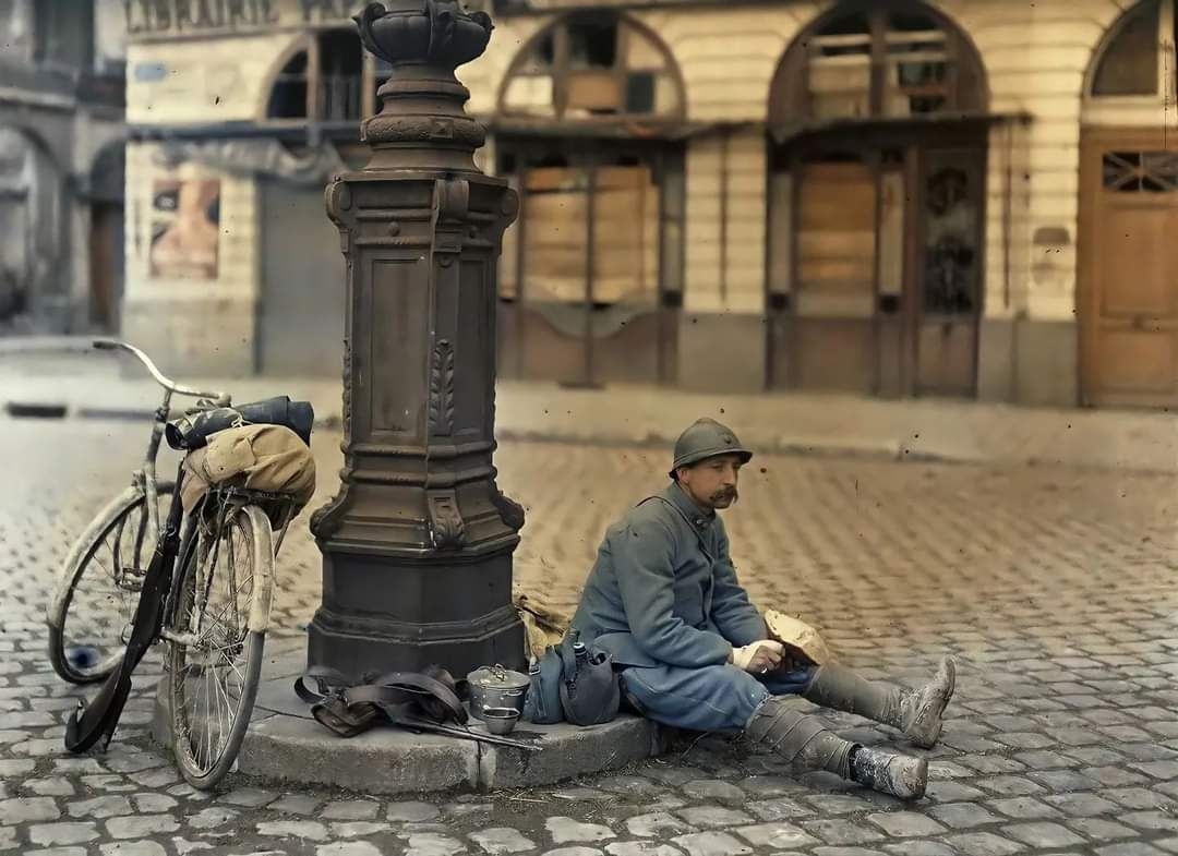 Французький солдат на привалі серед міста Реймс, квітень 1917, напередодні Наступу Нівеля.