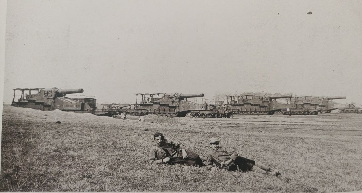 Батарея 320 мм гармат напередодні наступу на Ені, 1917.