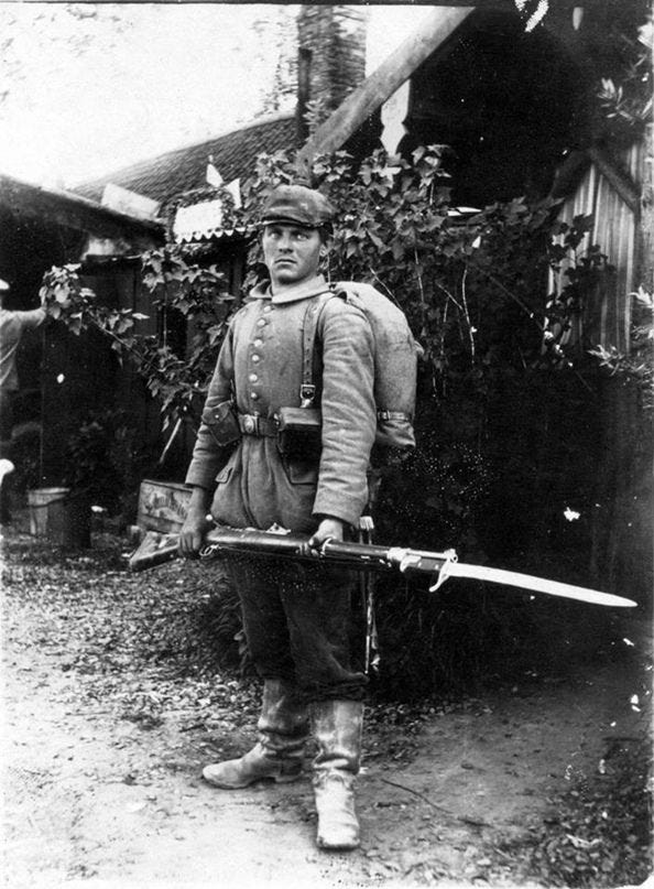 Німецький солдат 1914 року. Такі великі багнети були не для краси.