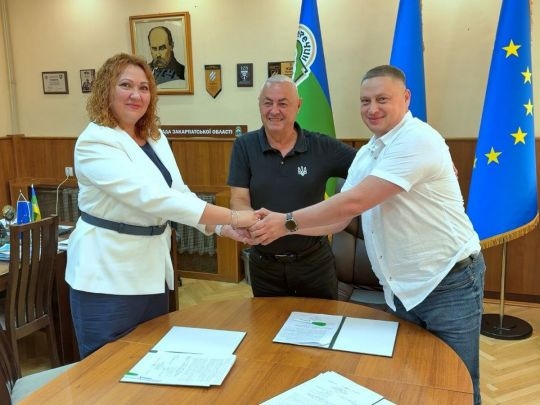 Перечинський міський голова Іван Погориляк, директор «Френдлі Вінд Технолоджі» Владислав Єременко та засновниця «Градос Констракшн» Віталія Шиліна