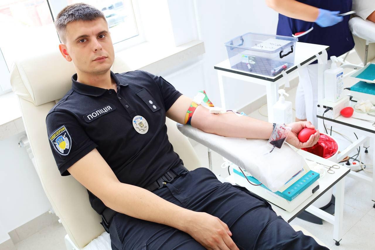 На зображенні може бути: 1 особа, лікарня та текст