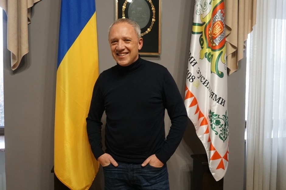 На зображенні може бути: одна або кілька осіб та текст