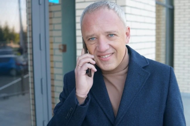 На зображенні може бути: одна або кілька осіб та телефон