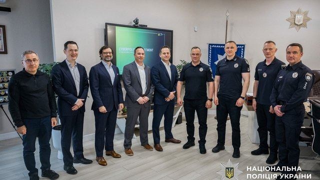 На зображенні може бути: текст «I aun поЛицИЯ УКРАЙНИ ( НАЦЮОНАЛЬНА»