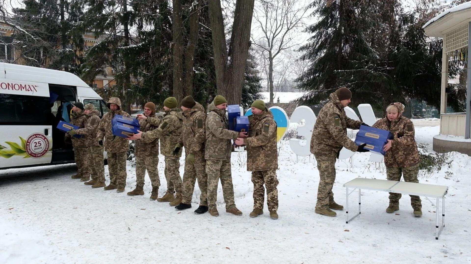 Компанія ''Мономах'' передала 24 тисячі порцій чаю для військових