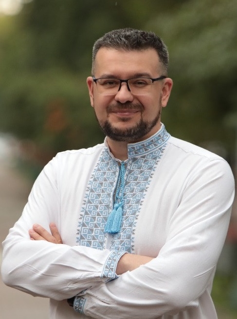 Як можна керувати «вітчизняним» «інститутом національної пам’яті», не знаючи, що сині, прости Господи, «виши́ванки» (не «вишива́нки») носили тільки жінки? Ще б у шаровари убрався, clown… 