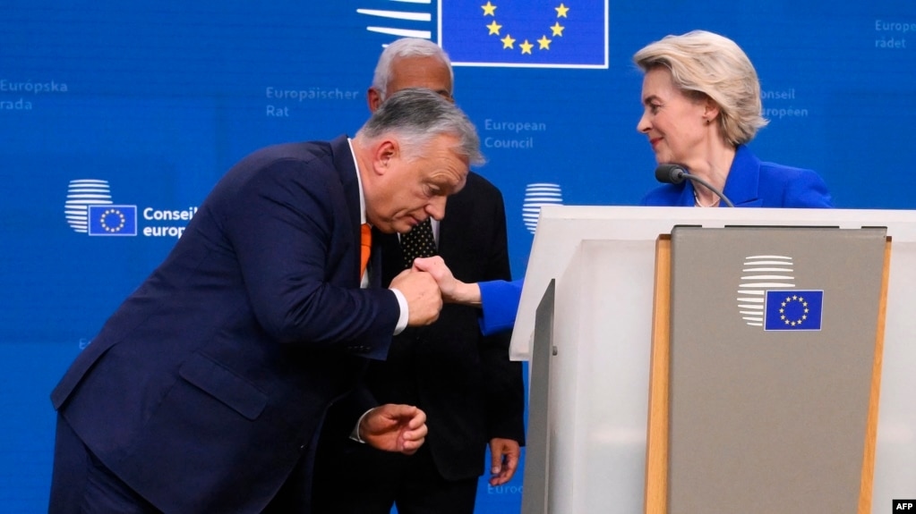 Прем'єр-міністр Угорщини Віктор Орбан (ліворуч) цілує руки президентці Європейської комісії Урсулі фон дер Ляєн після прес-конференції під час засідання Європейської ради в штаб-квартирі ЄС у Брюсселі 19 грудня, 2024 рік.