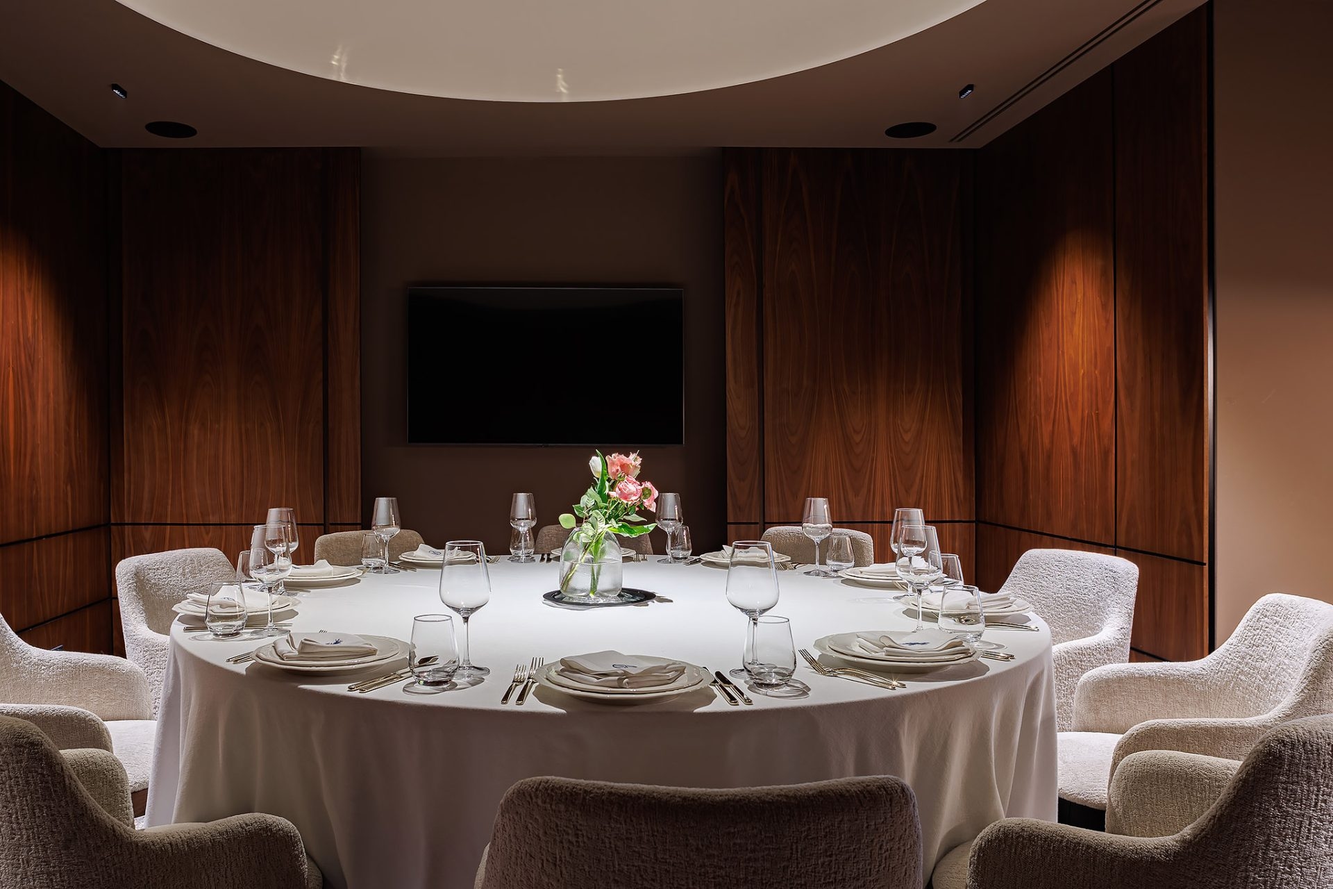 Restaurant "Lu" in the center of Lviv ✦ Summer terrace & VIP