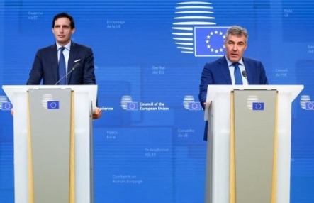 На зображенні може бути: поміст та текст