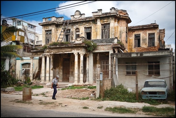 Old colonial house, Havana, Cuba, By Tom Kluyskens | Mansions in ...