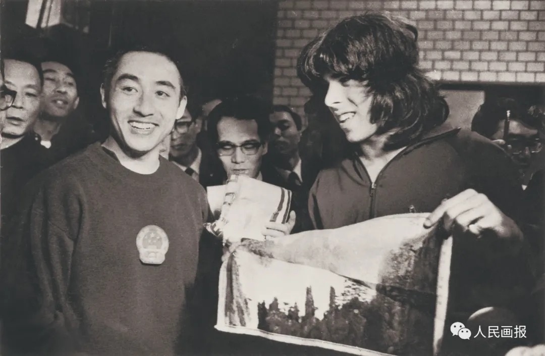 Китайський триразовий чемпіон світу з пінг-понгу Чжуан Цзедун (ліворуч) подарував американському спортсмену Гленну Коуену (праворуч) витвір мистецтва шовкоткацтва з Жовтої гори.