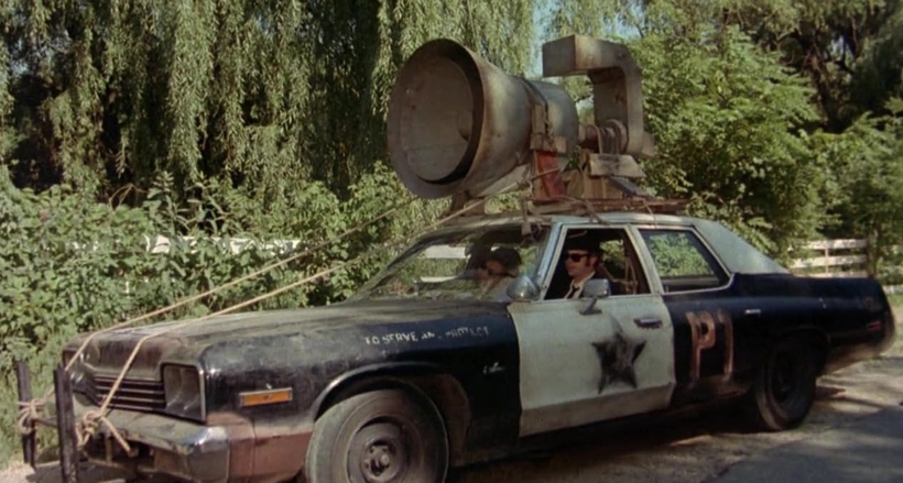 Брати Блюз - поліцейське авто з гучномовцем