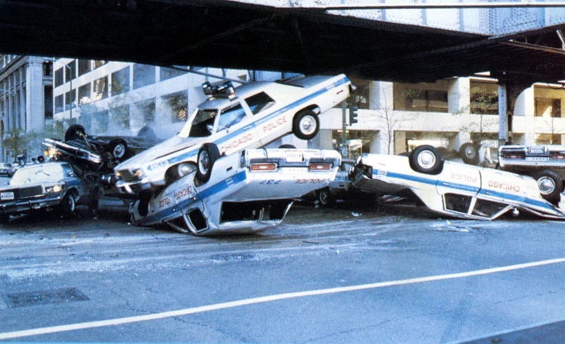 Сцена аварії поліцейських авто в фільмі Брати Блюз