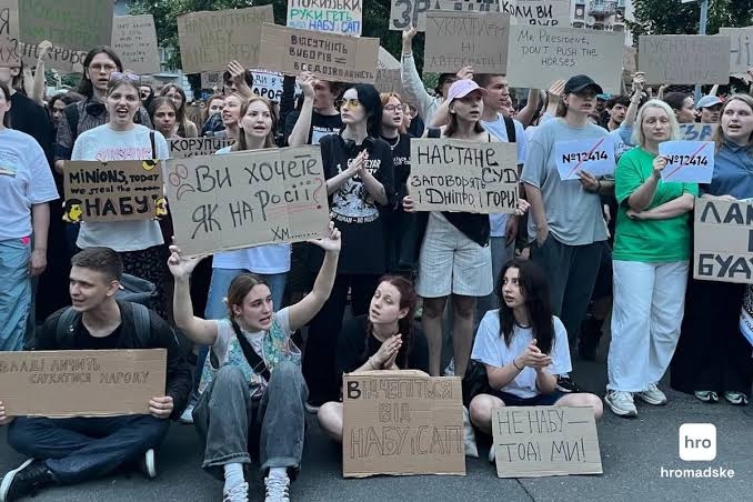 Оззі помер не за це»: що пишуть на картоні протестувальники проти  законопроєкту №12414? (фото) - Хмарочос